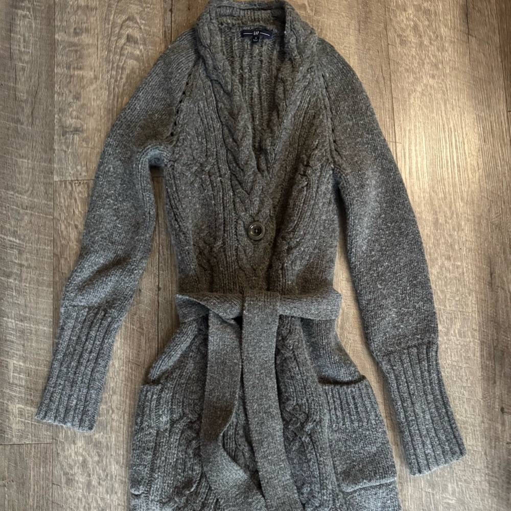 GAP Grey Cable Knit Belt Long Cardigan Size Small
50% ACRYLIC 30% WOOL 20% NYLON
